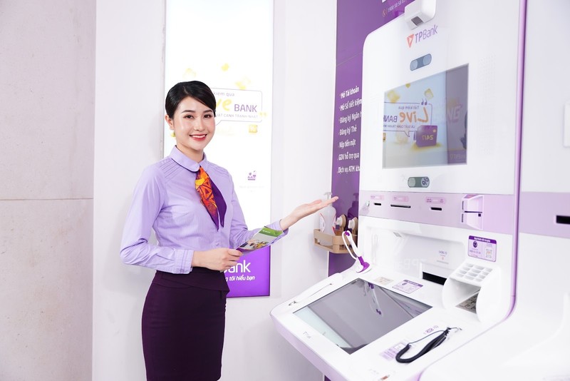 TPBank liên tục đầu tư vào các giải pháp số như App TPBank, LiveBank 24/7, TPBank Biz,... nhằm nâng cao trải nghiệm khách hàng và tối ưu hóa hiệu quả hoạt động. TPBank liên tục đầu tư vào các giải pháp số như App TPBank, LiveBank 24/7, TPBank Biz,... nhằm nâng cao trải nghiệm khách hàng và tối ưu hóa hiệu quả hoạt động.