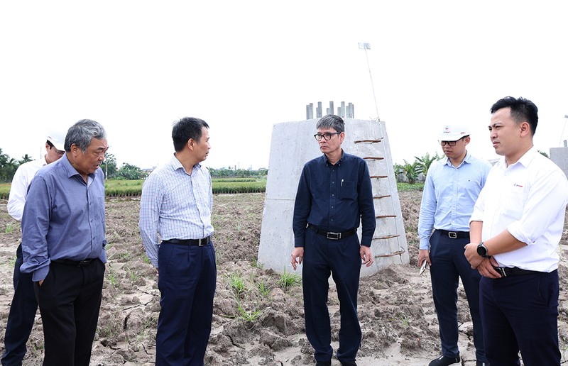 Lãnh đạo EVNNPT nghe nhà thầu cung cấp cột thép báo cáo tại vị trí đã hoàn thành thi công móng nhưng chưa có cột thép để dựng Lãnh đạo EVNNPT nghe nhà thầu cung cấp cột thép báo cáo tại vị trí đã hoàn thành thi công móng nhưng chưa có cột thép để dựng
