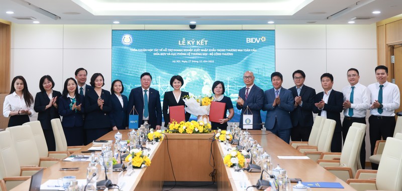 Đại diện BIDV và Cục Phòng vệ thương mại ký kết thỏa thuận hợp tác Đại diện BIDV và Cục Phòng vệ thương mại ký kết thỏa thuận hợp tác.JPG