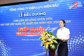 Nữ CBCNV EVNNPC nêu cao tinh thần trách nhiệm, chung sức khắc phục hậu quả thiên tai, đảm bảo cấp điện an toàn, liên tục picture2-1760794485687244301994.jpg