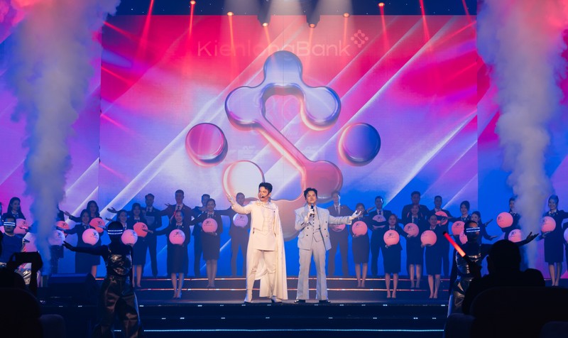 Dàn sao đình đám như Bùi Công Nam, Tóc Tiên, Đông Hùng, Thạch Thảo… trình diễn tại sự kiện, với mỗi tiết mục là một lát cắt gợi nhắc sự bền bỉ, kiên định nhưng sẵn sàng dấn thân, sẵn sàng đối mới trong kỷ nguyên số của KienlongBank. KienlongBank_30nam_8.jpg