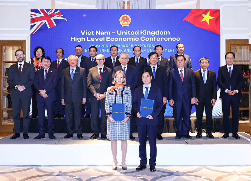 Tổng Bí thư Tô Lâm, Đặc phái viên Thương mại của Chính phủ Anh Matt Western chứng kiến ông Ngô Chí Dũng, Chủ tịch HĐQT kiêm Tổng Giám đốc Công ty Vắc xin Việt Nam VNVC và bà Kaja Natland, Phó Chủ tịch cấp cao GSK vùng châu Á - Thái Bình Dương, khu vực quốc tế trao văn kiện hợp tác. Ảnh: HTN 1-trao-van-kien-hop-tac-vnvc-GSK.png