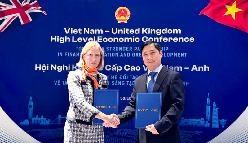 Thỏa thuận hợp tác giữa VNVC và GSK tập trung vào việc tăng cường sớm tiếp cận thuốc, vắc xin mới cho người dân Việt Nam, đồng thời thúc đẩy nghiên cứu khoa học và trao đổi về sản xuất vắc xin. Ảnh: Hà Ngân 2-trao-van-kien-hop-tac-vnvc-GSK.png