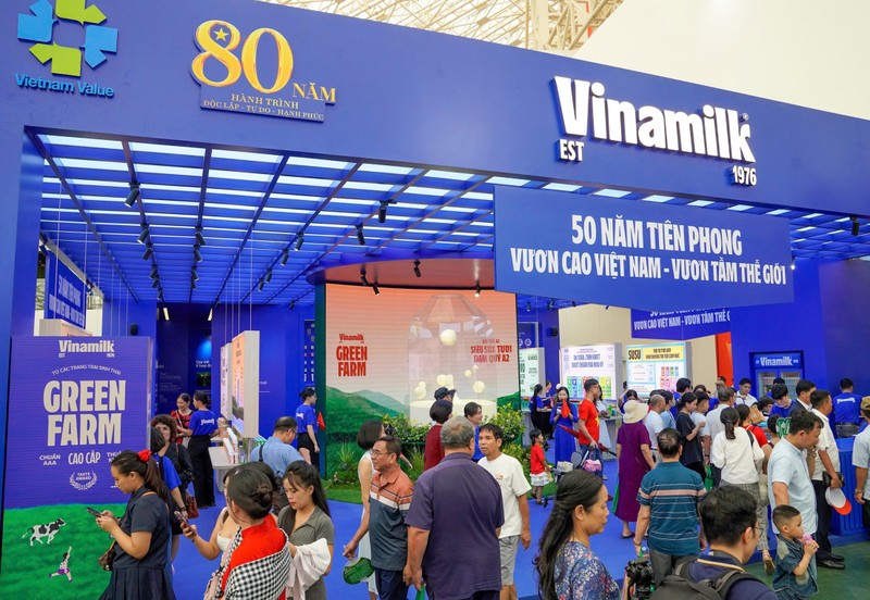 Vinamilk hiện diện và khẳng định vị thế thương hiệu sữa hàng đầu Việt Nam, vươn tầm Quốc tế tại các triển lãm, hội chợ lớn. Ảnh: Vi Nam KQKD Q3-02a.jpg