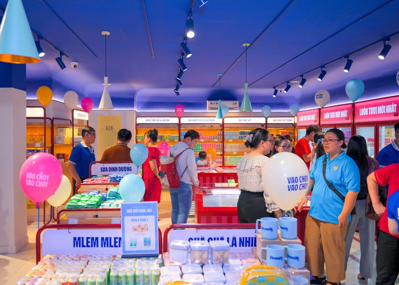 Các cửa hàng Vinamilk đã được thay đổi đồng bộ theo nhận diện thương hiệu mới. Ảnh: Vi Nam KQKD Q3-03a.jpg