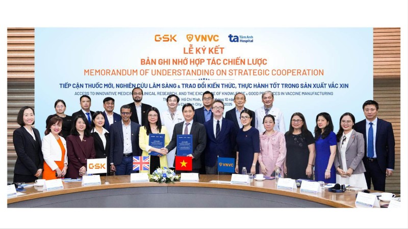 Lễ ký kết Bản ghi nhớ hợp tác chiến lược giữa VNVC - Tâm Anh - GSK diễn ra dưới sự chứng kiến của Phó Tổng Lãnh sự Anh tại TP HCM William Lawrenson, tháng 10/2025. Ảnh: Thanh Luận vnvc-ky-hop-tac-voi-gsk-ve-san-xuat-vac-xin-đã nén.jpg