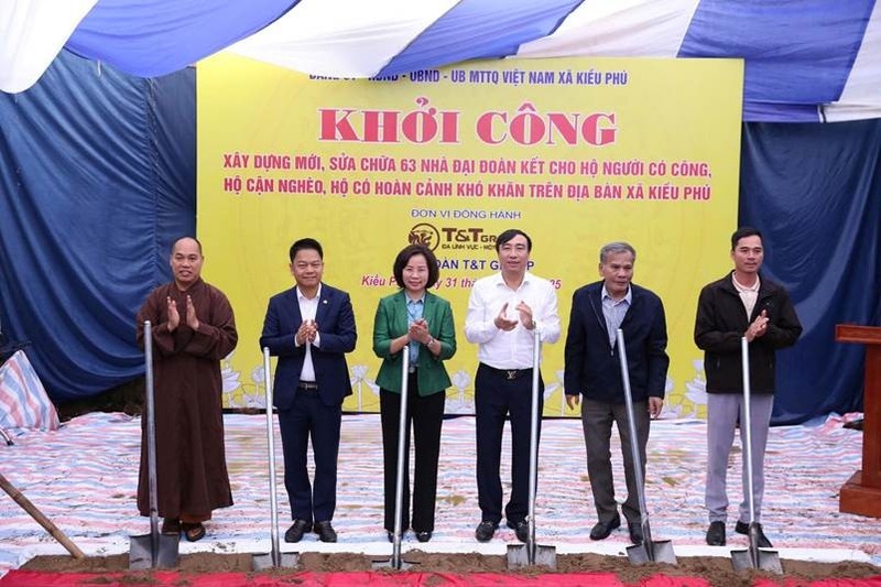 Các đại biểu thực hiện nghi thức khởi công