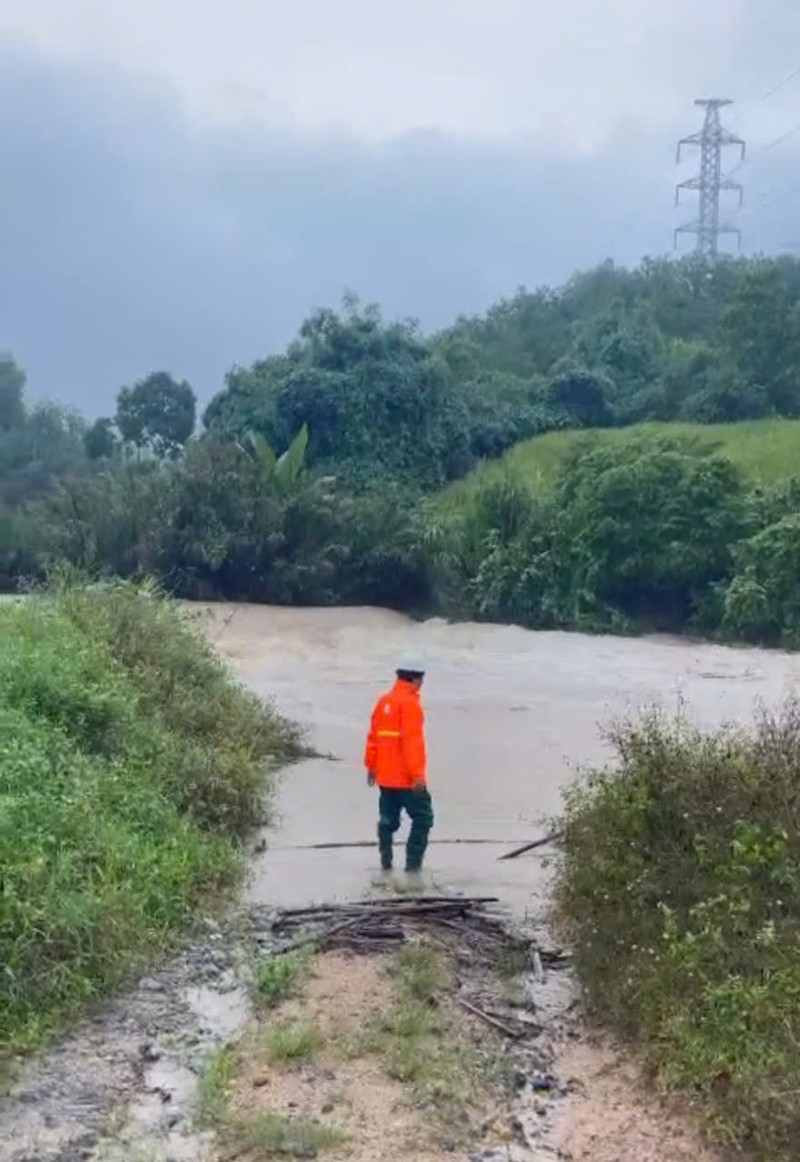 Nhiều tuyến đường dây bị chia cắt do lũ lụt.