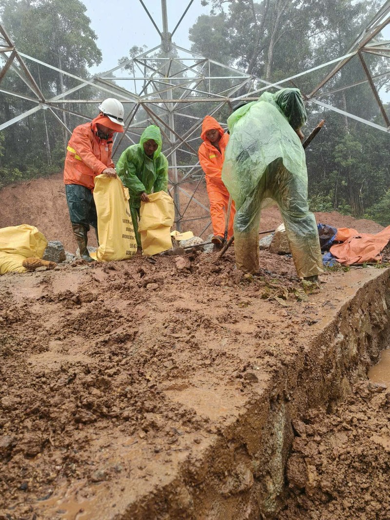 Các Tổ quản lý vận hành đường dây nạo vét mương thoát nước và nagwn không cho nước chạy thẳng vào móng cột