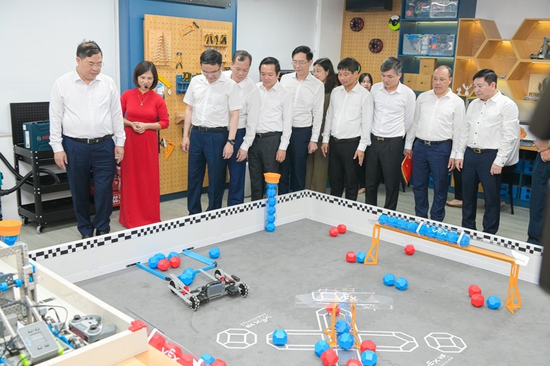 Các phòng STEM theo tiêu chuẩn quốc tế được trang bị đầy đủ thiết bị phục vụ nghiên cứu khoa học và thực hành công nghệ, giúp học sinh tiếp cận môi trường công nghệ cao ngay trong trường học.