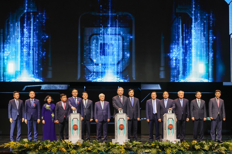 Tổng Bí thư Tô Lâm, Thủ tướng Phạm Minh Chính và Chủ tịch HĐTV Petrovietnam Lê Mạnh Hùng thực hiện nghi thức khởi động Chương trình STEM Innovation Petrovietnam