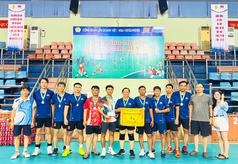 Trao giải Nhì - Bóng chuyền nam cho Đội Xí nghiệp Dịch vụ Cảng và Cung ứng vật tư thiết bị