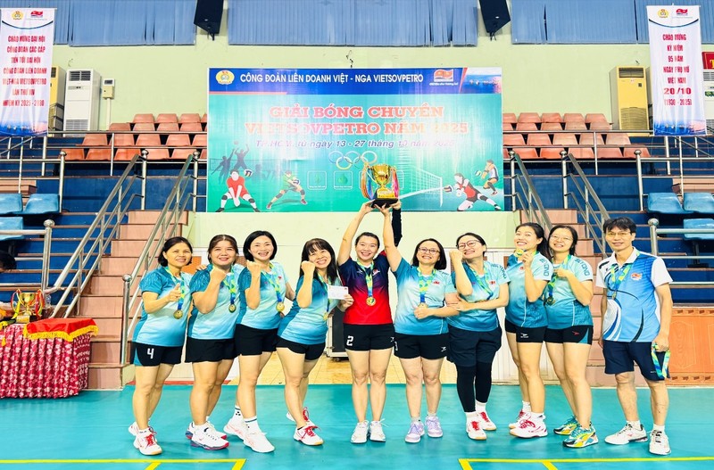 Trao giải Nhất - Bóng chuyền nữ cho Liên quân Bộ máy điều hành và Trung tâm CNTT và Liên lạc