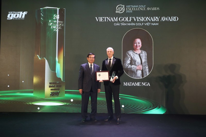 02 Bà Nguyễn Thị Nga được vinh danh với giải thưởng “Tầm nhìn golf Việt Nam” tại Vietnam Golf Excellence Awards 2025.jpg