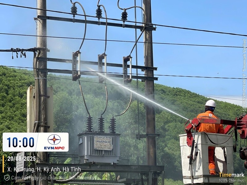 PC Hà Tĩnh nâng cao độ tin cậy cung cấp điện nhờ công nghệ vệ sinh hotline.