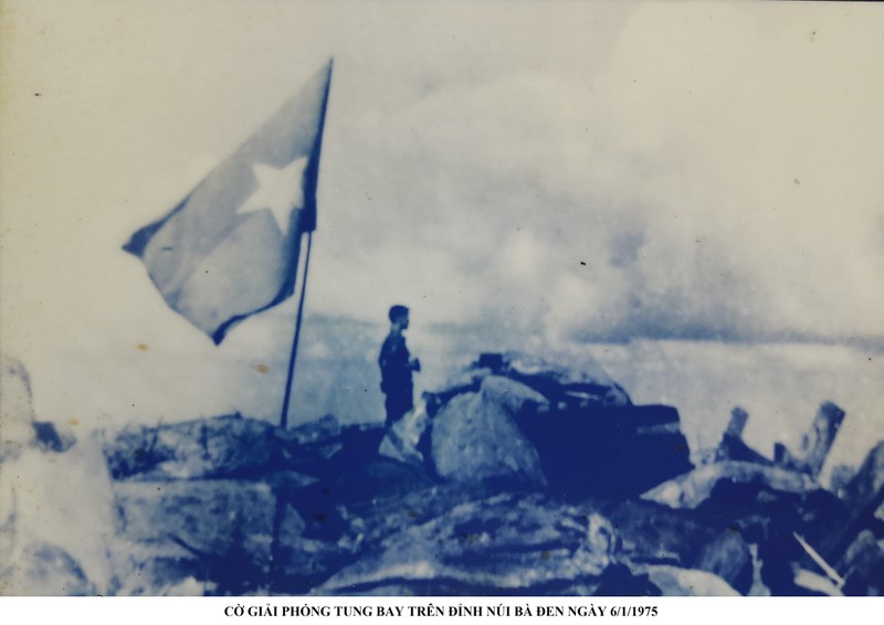 18.CỜ GIẢI PHÓNG TUNG BAY TRÊN ĐỈNH NÚI BÀ ĐEN (6.1.1975).jpg
