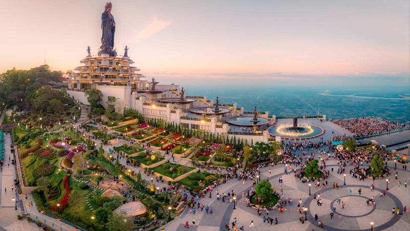 Đỉnh núi Bà Đen tấp nập du khách - Ảnh_ Nguyễn Minh Tú  (1).jpeg