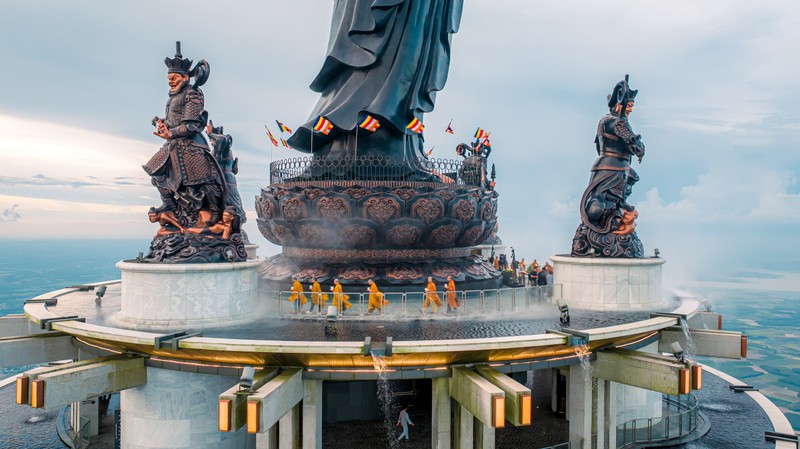 Dưới chân tượng Phật Bà Tây Bổ Đà Sơn -  Ảnh Nguyễn Minh Tú 6.jpg