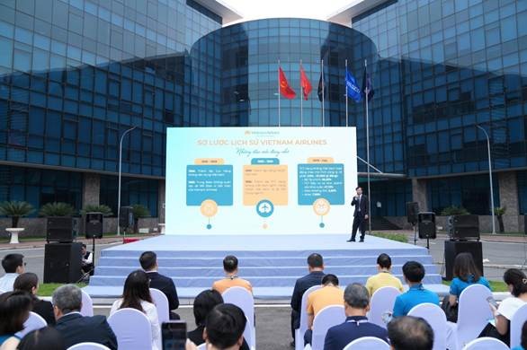 Talkshow với phần chia sẻ chân thật từ những cán bộ nhân viên tiêu biểu của Vietnam Airlines thu hút sự chú ý của đông đảo sinh viên. Những câu chuyện nghề, bài học thực tế và hành trình trưởng thành được chia sẻ bởi đại diện Ban Tổ chức nhân lực, Trưởng Chi nhánh Vietnam Airlines tại Trung Quốc và đại diện Khối kỹ thuật đã truyền cảm hứng mạnh mẽ cho các bạn trẻ tham dự.