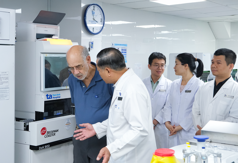 Giáo sư Harry B. Greenberg, “cha đẻ” của vắc xin Rota thế hệ đầu tiên, Cố vấn Viện Nghiên cứu Vi sinh và Chống dịch Stanford (áo xanh) trực tiếp thăm và làm việc tại Trung tâm Xét nghiệm đạt chuẩn ISO 15189_2012 tạ.png