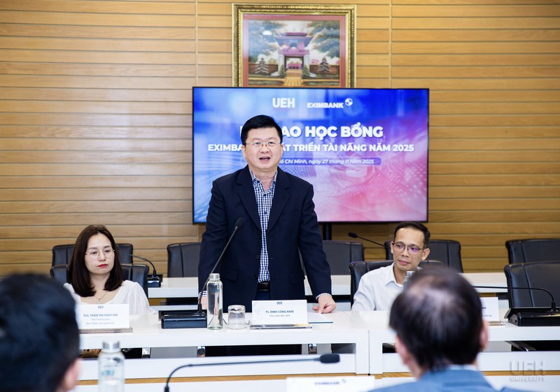 Trao hoc bong UEH 2025 (2).jpeg