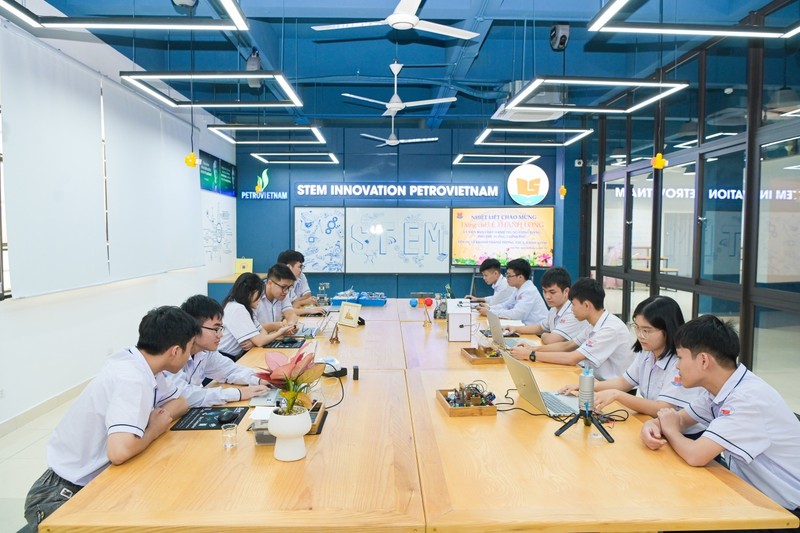 Chương trình “STEM Innovation Petrovietnam” hướng tới nâng cấp cơ sở hạ tầng giáo dục, hỗ trợ đào tạo thế hệ trẻ có kỹ năng khoa học, công nghệ, kỹ thuật và toán học, thể hiện quyết tâm của Petrovietnam trong đồng hành cùng chiến lược phát triển nguồn nhân lực chất lượng cao của đất nước trong giai đoạn mới.