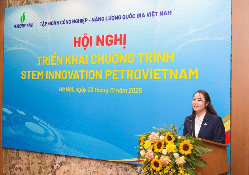 Đồng chí Vũ Thị Thu Hương, Phó Trưởng Ban Truyền thông và Văn hóa doanh nghiệp Petrovietnam báo cáo tiến độ và lộ trình triển khai chương trình &quot;STEM Innovation Petrovietnam&quot;.