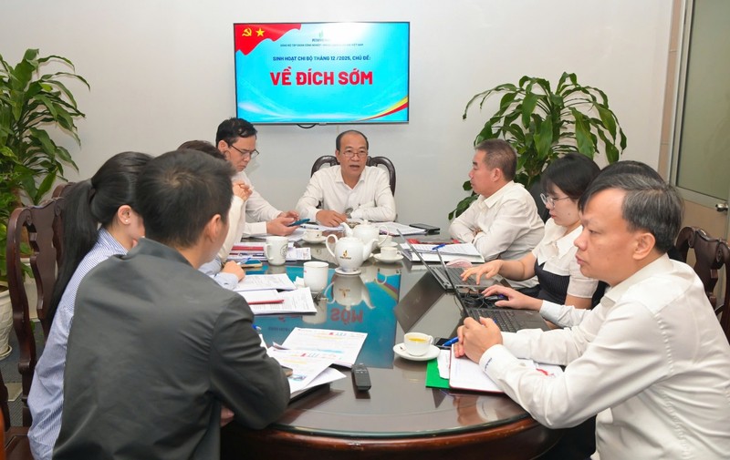 Đồng chí Phạm Quang Dũng, Ủy viên Ban Thường vụ Đảng ủy, Chánh Văn phòng Đảng ủy Petrovietnam, Phó Bí thư thường trực Đảng ủy BMQL&amp;ĐH phổ biến, quán triệt các nội dung tại sinh hoạt Chi bộ Văn phòng Đảng ủy Tập đoàn.