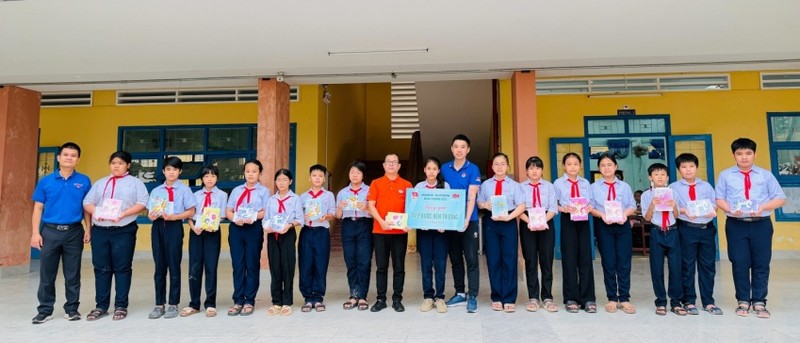 Tuổi trẻ Vietsovpetro trao tặng quà cho học sinh trường Trung học Cơ sở Nhơn Phú.