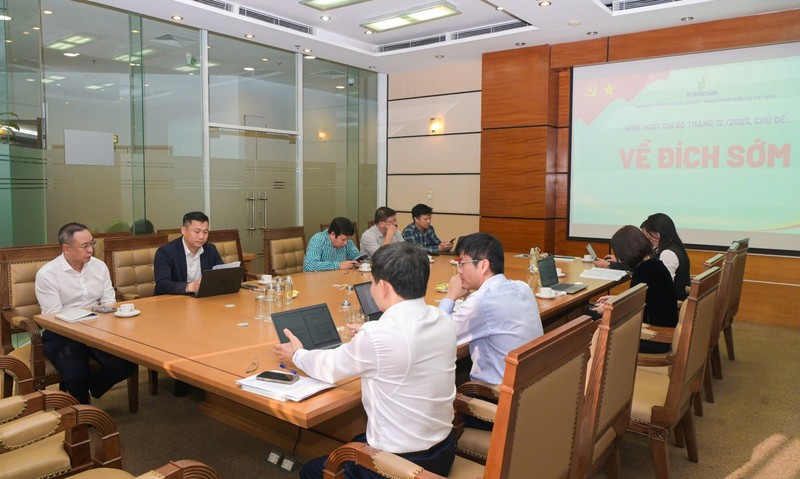 Đồng chí Trần Bình Minh, Ủy viên Ban Thường vụ Đảng ủy, Thành viên HĐTV Petrovietnam sinh hoạt chi bộ tại Chi bộ Ban KHCN&amp;CĐS