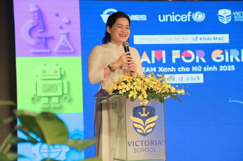 Bà Lê Nguyễn Trung Nguyên, Tổng giám đốc Hệ thống Giáo dục Victoria School, đơn vị đồng tổ chức, phát biểu tại lễ khai mạc