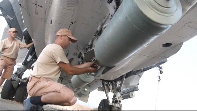 Binh sĩ Nga lắp bom cho chiến đấu cơ trước giờ xuất kích tại Syria