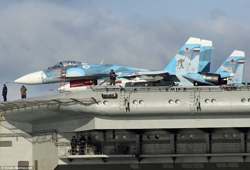 Chiến đấu cơ Su-33 trên tàu sân bay Đô đốc Kuznetsov của Nga trên đường sang Syria tham chiến