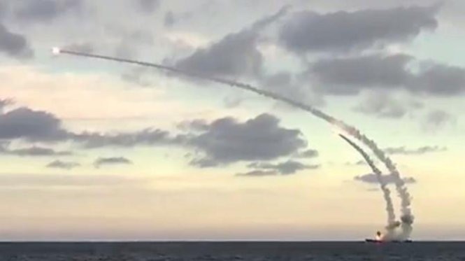 Tên lửa Kalibr Nga phóng từ biển tấn công các mục tiêu khủng bố tại Syria