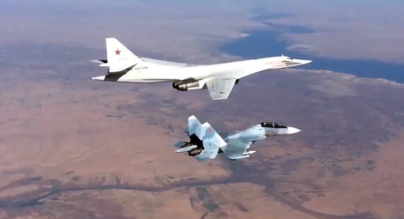 Chiến đấu cơ Su-30SM hộ tống máy bay ném bom chiến lược Tu-160 Nga tham gia chiến dịch quân sự tại Syria