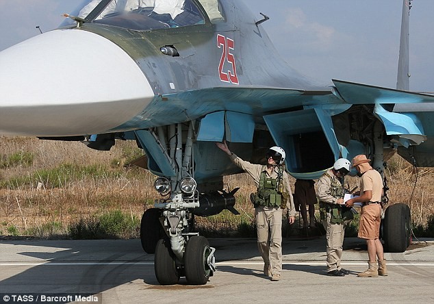 Phi công kiểm tra cường kích Su-34 trước giờ xuất kích tại chiến trường Syria