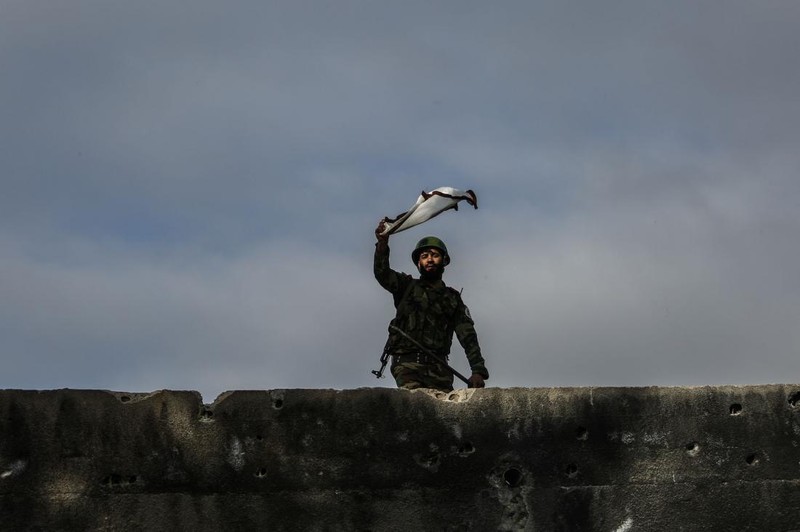 Binh sĩ Syria giương cờ chiến thắng ở Đông Ghouta-ngoại ô Damascus