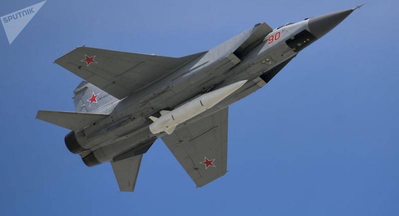 Tiêm kích đánh chặn tầm xa Mig-31 mang tên lửa Kinzhal