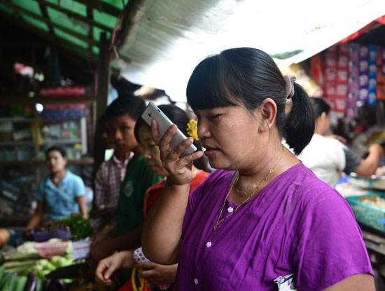 Hàng trăm ngàn bà nội trợ ở Myanmar liên lạc với chồng, con bằng Zalo ảnh 2