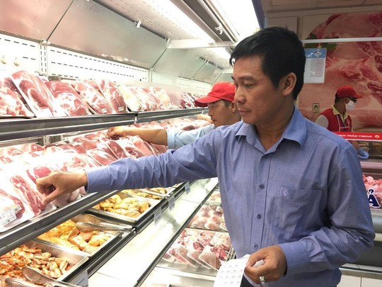 Người Sài Gòn tận mắt “soi” thịt heo bằng smartphone ảnh 1