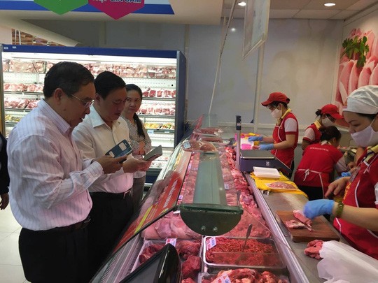 Người Sài Gòn tận mắt “soi” thịt heo bằng smartphone ảnh 3