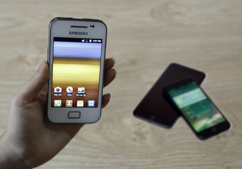 Khi có smartphone mới, đa số người dùng giữ lại điện thoại cũ làm thiết bị liên lạc phụ.