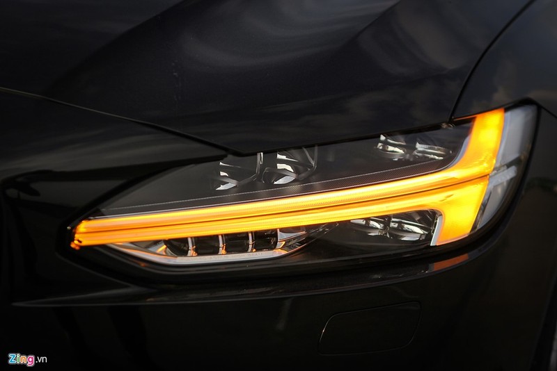 Cụm đèn chiếu sáng dùng bóng LED. Đèn định vị ban ngày sẽ chuyển màu vàng khi đảm nhiệm chức năng báo rẽ. Hệ thống đèn pha tự động điều chỉnh góc chiếu sáng. Dải đèn LED định vị mang kiểu dáng như một chiếc búa.