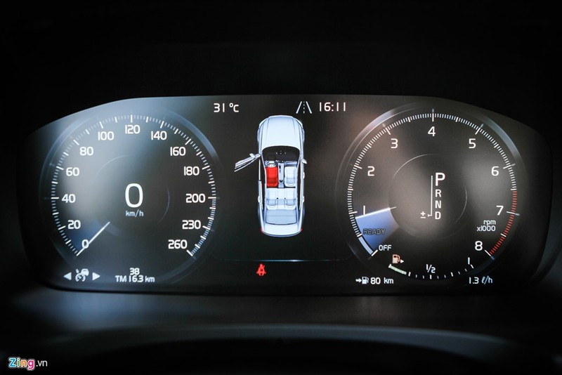 Cụm đồng hồ hiển thị hoàn toàn bằng màn hình điện tử. Volvo S90 được trang bị nhiều công nghệ an toàn tiên tiến, đáng chú ý như hệ thống ngăn chặn va chạm khi di chuyển trong phố, cảnh báo đi lệch làn đường, hệ thống cân bằng điện tử, camera lùi....