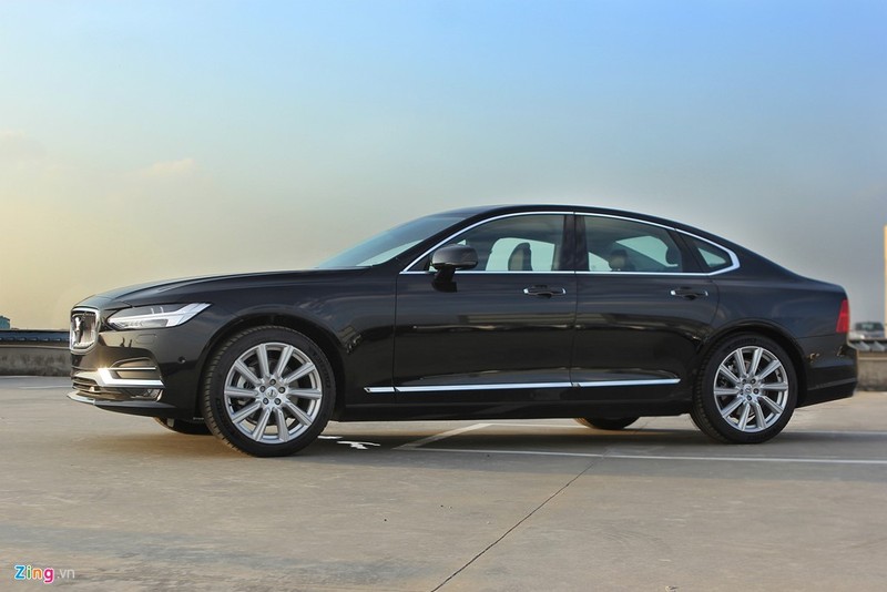 Volvo S90 sử dụng hệ thống gầm bệ tương tự người anh em SUVXC90. Kích thước dài, rộng, cao của xe lần lượt 4.963 x 1.880 x 1.442 mm. Chiều dài cơ sở của xe đạt mức 2.941 mm. Kích thước xe chênh lệch không nhiều so với những chiếc Mercedes-Benz E-Class đang bán tại Việt Nam.