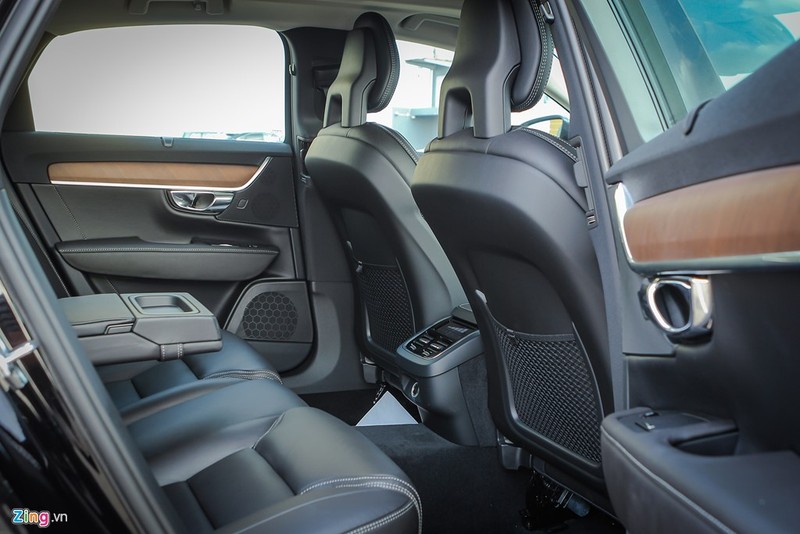 Không gian dành cho người sử dụng phía sau, khá rộng rãi. Toàn bộ ghế ngồi trên S90 đều bọc da, cửa sổ sau có rèm che nắng. Ở phiên bản cao cấp hơn S90 Inscription sẽ bọc da Nappa.