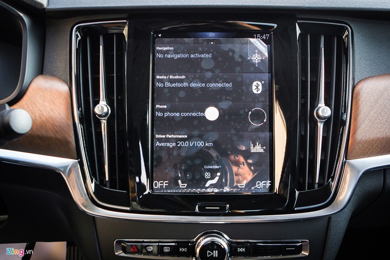 Chính giữa bảng điều khiển trung tâm trang bị màn hình cảm ứng đặt dọc như một chiếc tablet, kích thước 9 inch. Khu vực điều khiển này đặt hơi nghiêng về phía người lái, thay vì đặt thẳng.