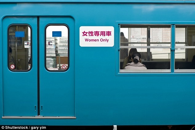 Toa tàu dành riêng cho phụ nữ ở Nhật Bản:Nhiều quốc gia đã có không gian dành riêng cho phụ nữ trên phương tiện công cộng. Nếu không biết, các nam du khách có thể rơi vào tình huống khó xử và xấu hổ khi vào nhầm toa. Ảnh:Daily Mail. Toa tàu dành riêng cho phụ nữ ở Nhật Bản:Nhiều quốc gia đã có không gian dành riêng cho phụ nữ trên phương tiện công cộng. Nếu không biết, các nam du khách có thể rơi vào tình huống khó xử và xấu hổ khi vào nhầm toa. Ảnh:Daily Mail.