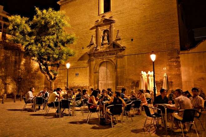 Đúng giờ kiểu Tây Ban Nha:Thông thường, nếu hẹn gặp ai đó lúc 18h và đến lúc 18h20, bạn nên xin lỗi vì đã muộn giờ. Tuy nhiên, nếu ở Tây Ban Nha, bạn có đến lúc 18h55 cũng chẳng ai nói gì. Thời gian mở cửa của các cửa hàng chỉ là “dự kiến”. Việc chậm trễ không bị coi là bất lịch sự, mà đơn giản chỉ là sự bất tiện của cuộc sống. Ảnh:Anepiceducation. Đúng giờ kiểu Tây Ban Nha:Thông thường, nếu hẹn gặp ai đó lúc 18h và đến lúc 18h20, bạn nên xin lỗi vì đã muộn giờ. Tuy nhiên, nếu ở Tây Ban Nha, bạn có đến lúc 18h55 cũng chẳng ai nói gì. Thời gian mở cửa của các cửa hàng chỉ là “dự kiến”. Việc chậm trễ không bị coi là bất lịch sự, mà đơn giản chỉ là sự bất tiện của cuộc sống. Ảnh:Anepiceducation.