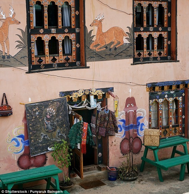 Hình vẽ dương vật ở Bhutan:Những du khách tới vương quốc Bhutan sẽ ngạc nhiên trước hình vẽ độc đáo bên ngoài các ngôi nhà. Chúng có nhiều kích cỡ, màu sắc và họa tiết khác nhau. Người dân tin rằng các hình vẽ này có khả năng bảo vệ gia đình họ khỏi tà ma và tăng khả sinh nở. Ảnh:Daily Mail. Hình vẽ dương vật ở Bhutan:Những du khách tới vương quốc Bhutan sẽ ngạc nhiên trước hình vẽ độc đáo bên ngoài các ngôi nhà. Chúng có nhiều kích cỡ, màu sắc và họa tiết khác nhau. Người dân tin rằng các hình vẽ này có khả năng bảo vệ gia đình họ khỏi tà ma và tăng khả sinh nở. Ảnh:Daily Mail.